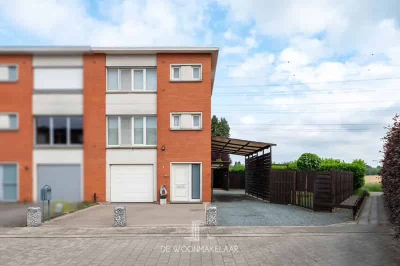 Halfopen bel-etage met 3 SLK's en carport vlakbij De Reukens