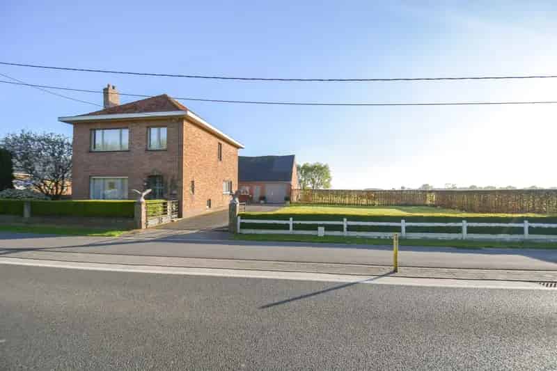 LANDELIJK GELEGEN WONING met LOODS & WEILAND op  3173 m²