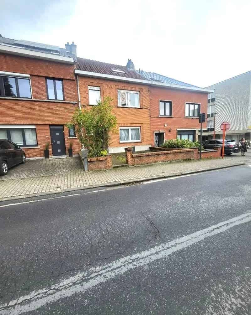 Ruime tweegevelwoning met garage en stadstuin aan de rand van Brussel.