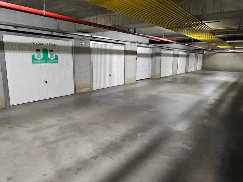 Afgesloten garagebox in recent complex nabij de Damse Vaart.