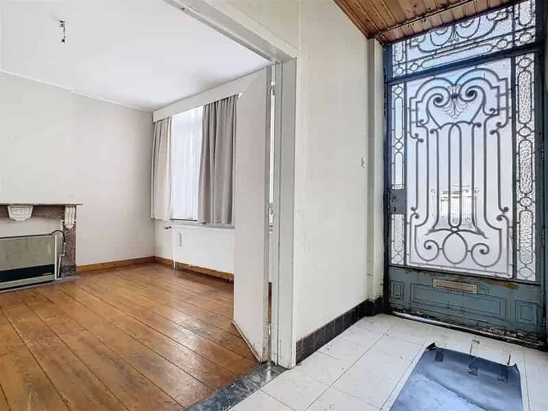 Te renoveren herenwoning +  handelsruimte + 2 garages