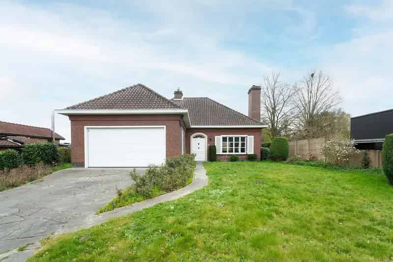Jaren 70 villa op ruim perceel