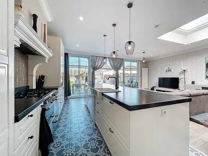 instapklare gezinswoning met 4 slp, aparte studio en 3 badkamers op perceel van 453m²