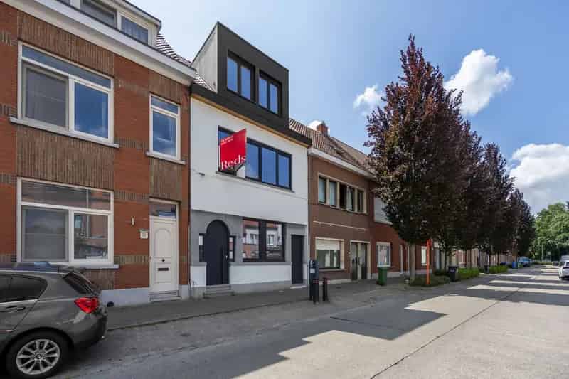 Vernieuwde gezinswoning met 4 slpks in hartje Brasschaat