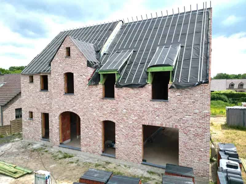Ruime casco-nieuwbouwwoning met 3 slpk'ers op een perceel van 4a 23ca