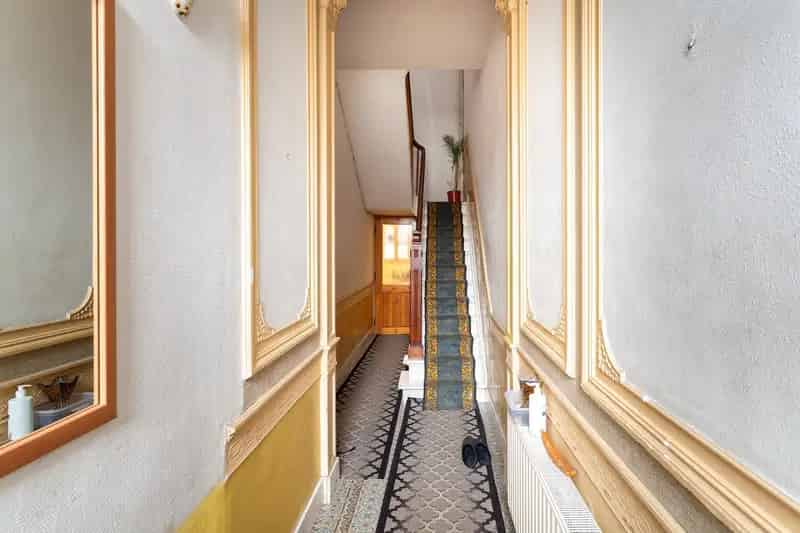 Op te frissen ruime woning met 7 slaapkamers, 3 badkamers, terras en garage 8453461