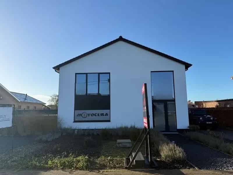 Stijlvol gerenoveerde woning met riante multifunctionele ruimte (vrij beroep, hobby, handel, praktijkruimte) en vrijstaande garage op ruim perceel, vlakbij het centrum van Bree!
