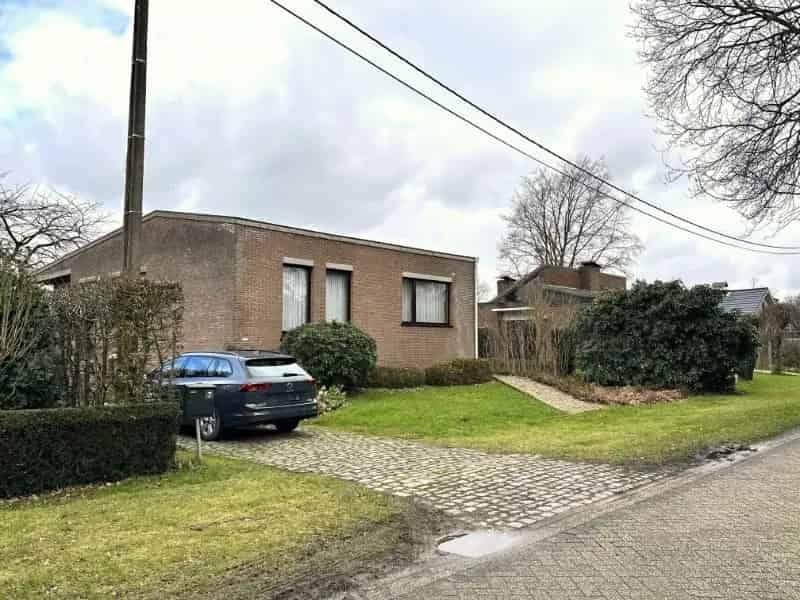 Ruime woning met 3 slaapkamers, garage en tuin – rustige ligging