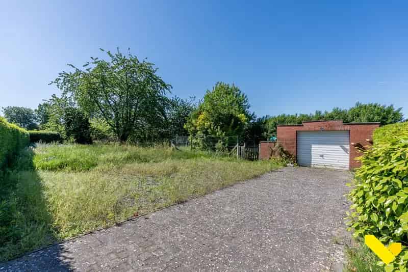 Te Renoveren Woning Op Een Ruim Perceel.