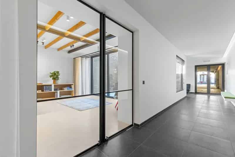 Unieke eigendom met ingericht kantoor, duplex en parking!