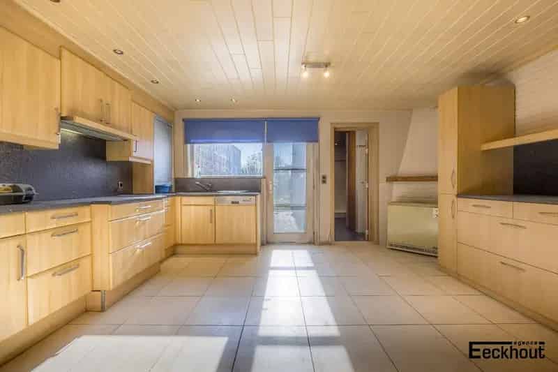 Te renoveren woning met diepe, zonnige tuin