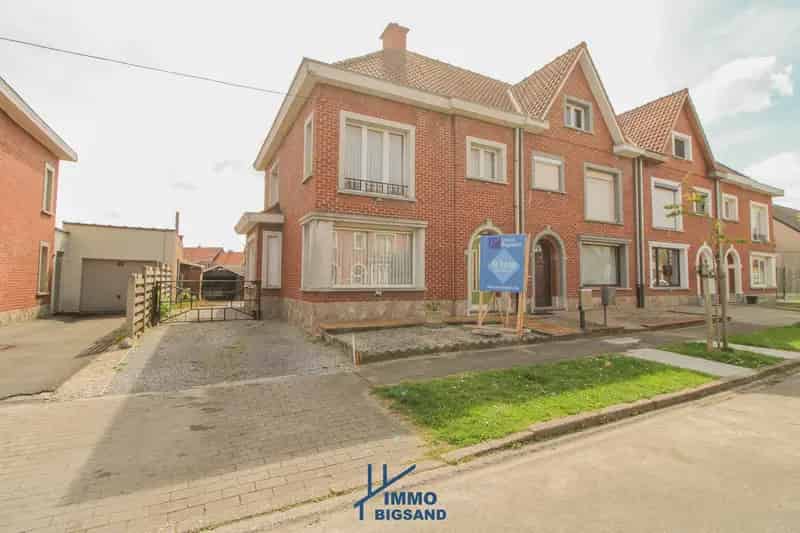 Te renoveren halfopen woning met uitweg te Gullegem