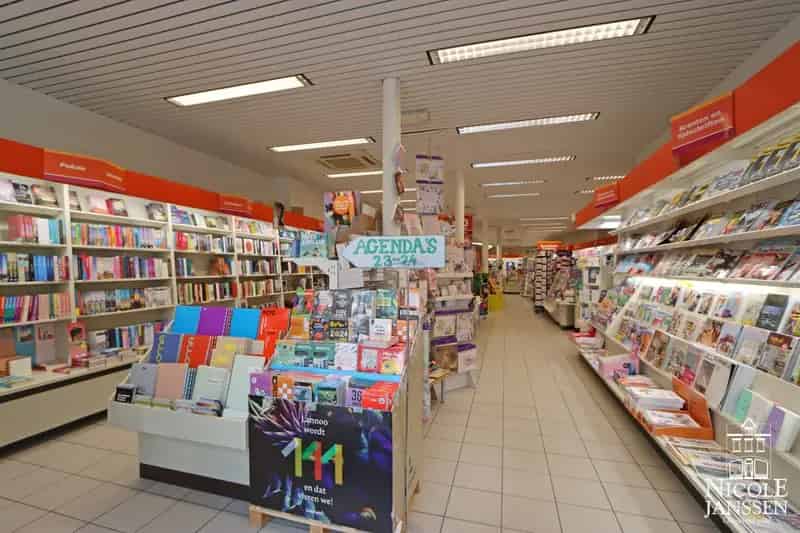 Mooi verzorgde en instapklare gelijkvloerse handelsruimte in centrum Maaseik