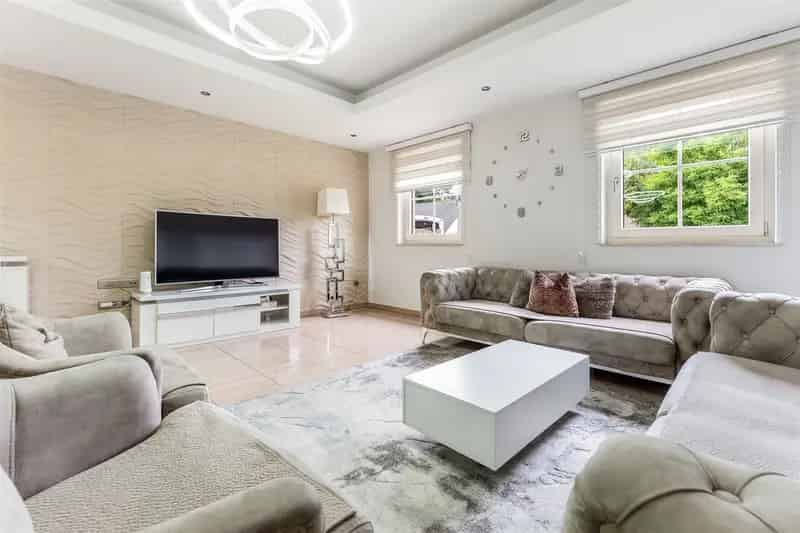ZEER RUIME, GOED ONDERHOUDEN WONING (269M²) MET 4 SLAAPKAMERS EN RUIME GARAGE OP EEN PERCEEL VAN 10ARE TE BEVERLO
