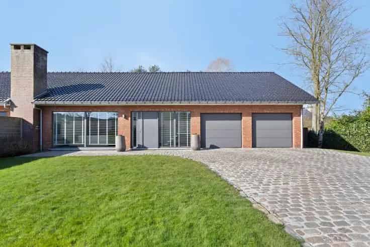 Huis Te Koop Lichtaart: Ruime Instapklare Woning met Tuin