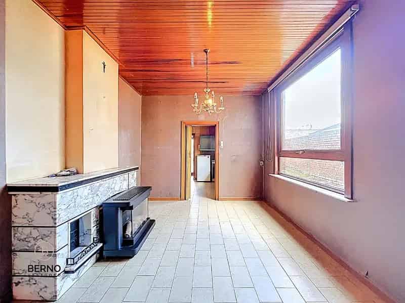 Te renoveren, ruime rijwoning met tuin en garageboxen