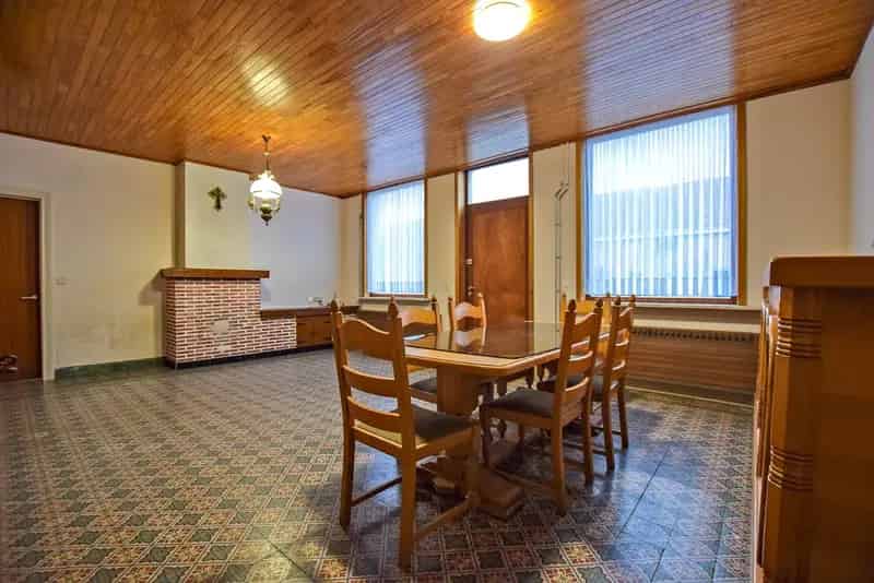 Gezellige woning te koop in Hoogstade met zongerichte tuin en zijtoegang.