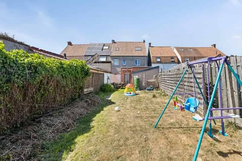 Op te knappen gezinswoning met mogelijkheid tot 4 slaapkamers TE KOOP in Oostrozebeke!