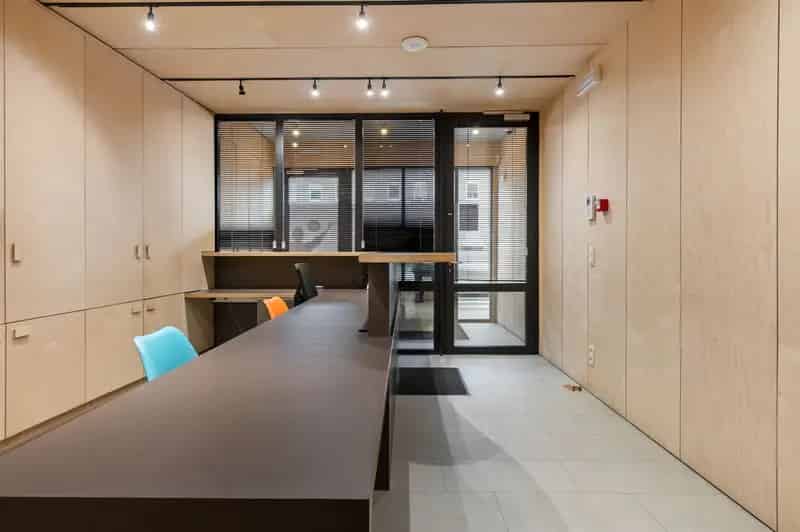 Centraal gelegen handels-/kantoorruimte + duplexappartement met 3 slaapkamers en terras