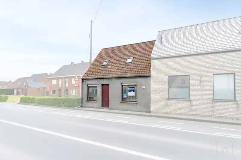 Op te frissen woning met grote tuin en uitweg achteraan, vlakbij Roeselare