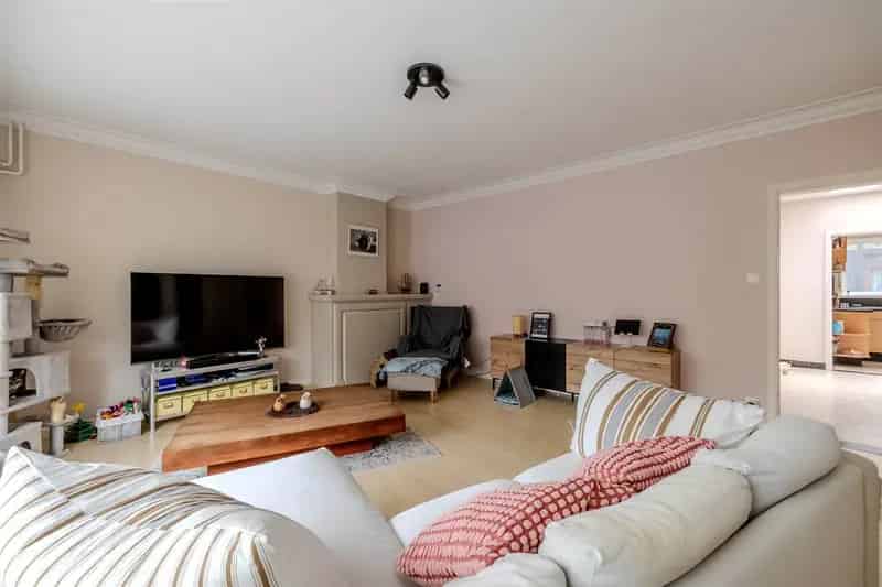 Gerenoveerde woning met inpandige garage.