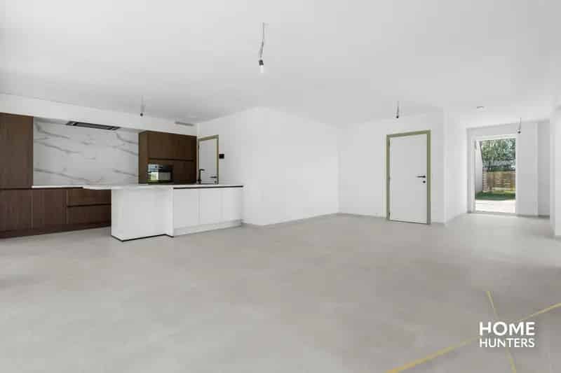 Halfopen nieuwbouwwoning in moderne stijl