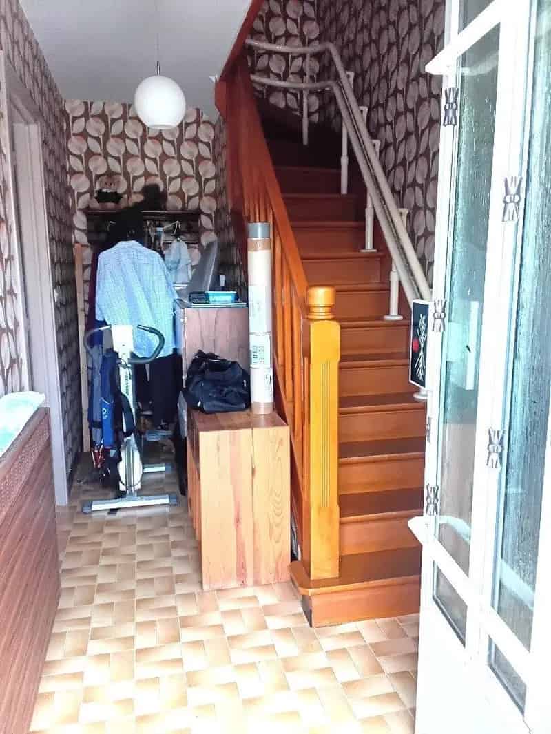 Te renoveren 3-gevelwoning met ruime oprit en tuin.