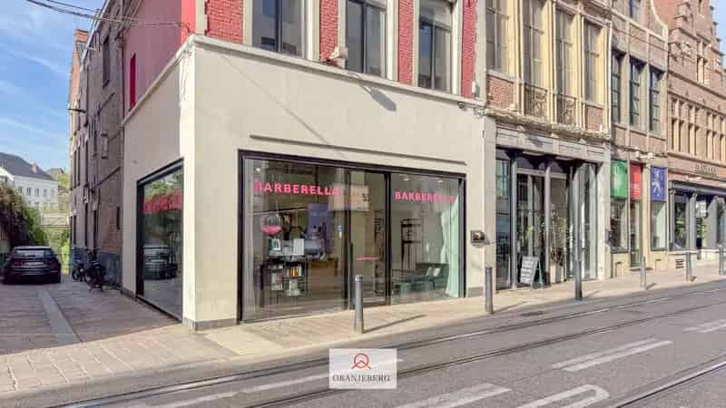 Prachtig gelegen handelspand rechtover "Yalo"-hotel in Brabantdam, gelegen aan en zicht op het water en De Krook!