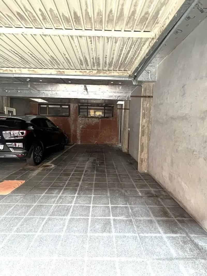 GEMEENSCHAPPELIJKE GARAGE (RECHTERKANT)  GESCHIKT VOOR 2 KLEINERE WAGENS (+ 9 METER)