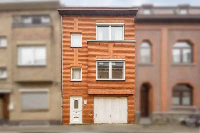 RUIME STADSWONING PAL AAN HET CENTRUM VAN TONGEREN GELEGEN. VOORZIEN VAN INPANDIGE GARAGE.
