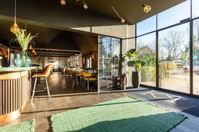 Luxe horecazaak met woonst, parking, terrassen en bureel te Oostduinkerke.