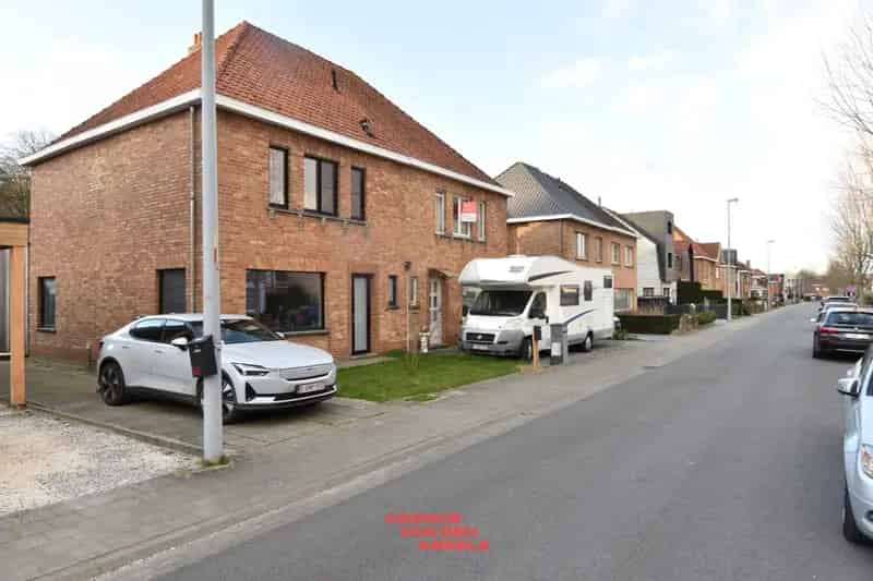 Rustig gelegen halfopen bebouwing met 3 slaapkamers en tuin