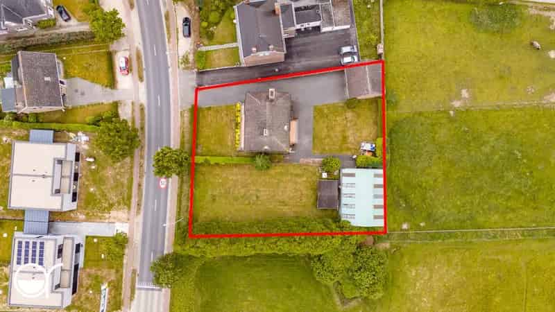 Te renoveren woning met magazijn, tuinhuis en dubbele garage
