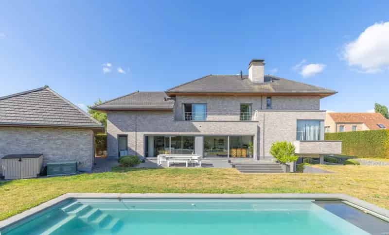 Luxueuze Villa te Huur in Merelbeke met Zwembad