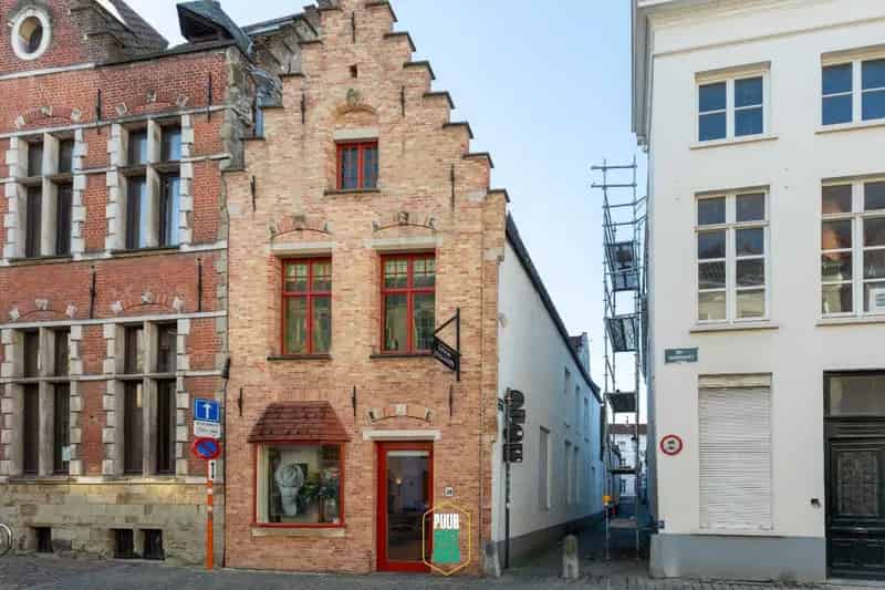 Huidig kapsalon in gerenoveerd mooi Brugs hoekpand met trapgevel