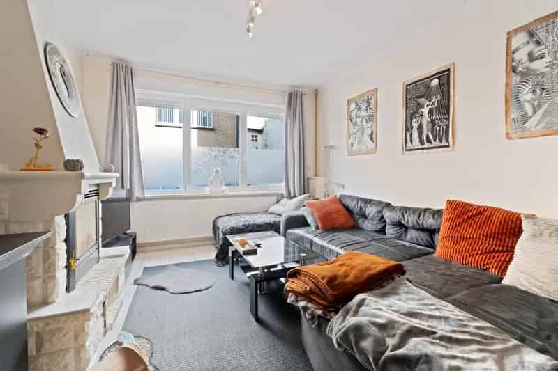 Op te frissen woning met 6 slaapkamers vlakbij zowel het strand als station