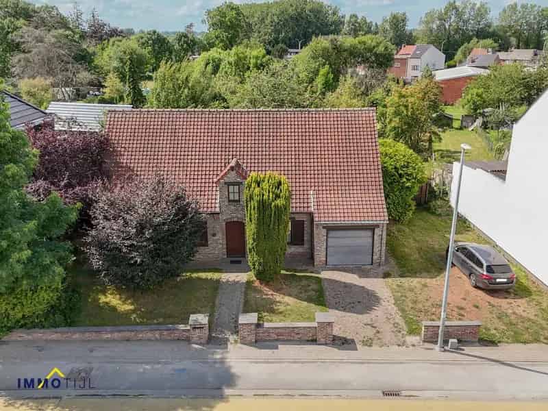 Ruime, authentieke villa met 4 kamers en tuin te Meerbeke!