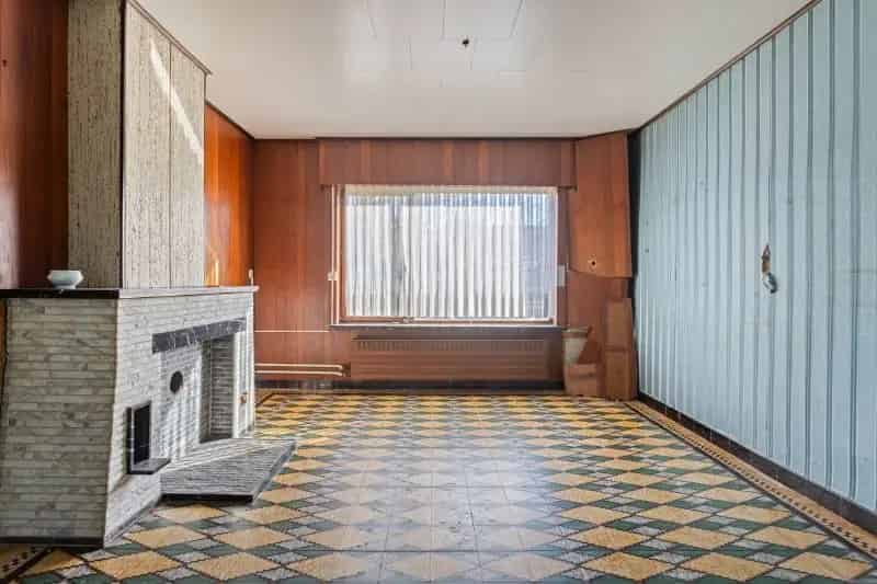 Te renoveren woning met riante tuin en bijgebouwen.