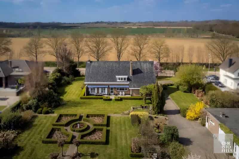 Riante vrijstaande woning mét vrij zicht op een perceel van 3679m²!