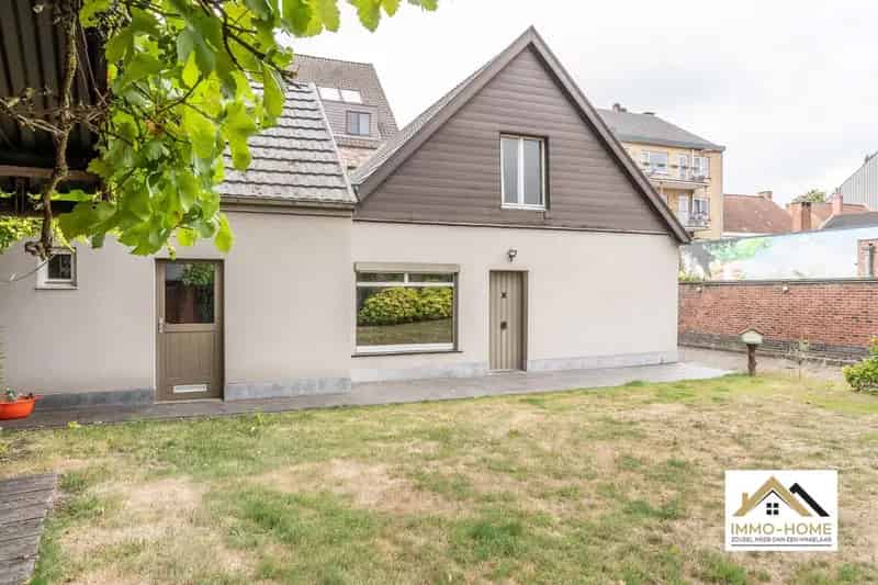 Op te frissen woning op topligging in centrum Lochristi!