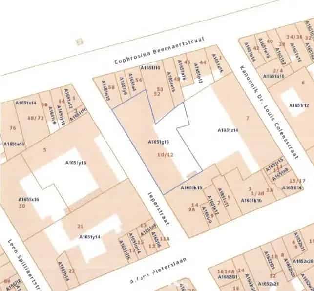 KANTOORGEBOUW MET PARKING