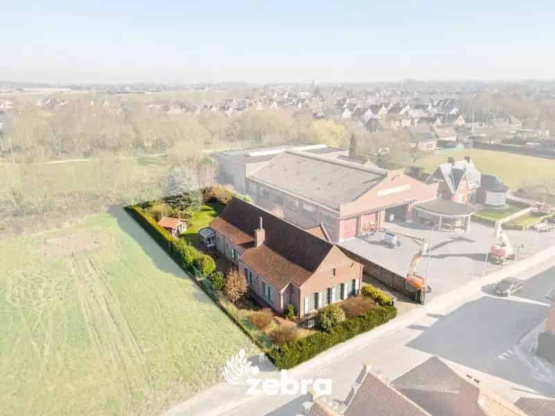 Charmante te renoveren villa met saunahuis in Izegem!