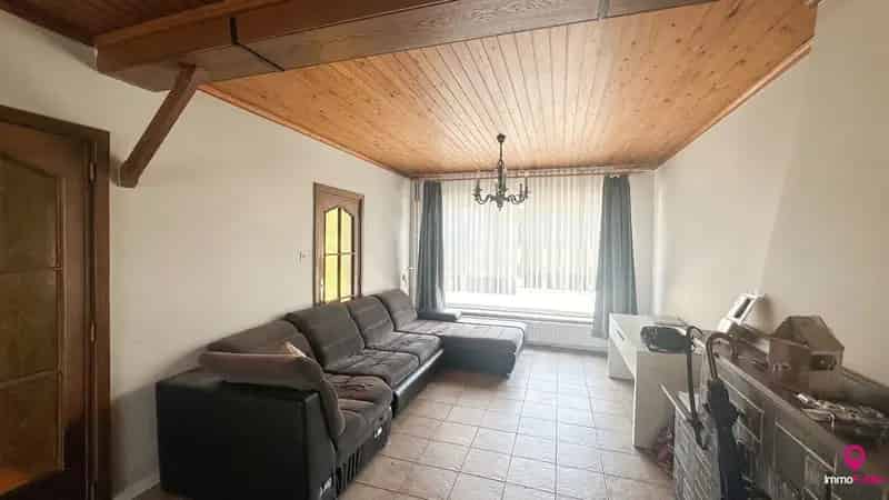 Gesloten bebouwing met 3 slaapkamers en inpandige garage!