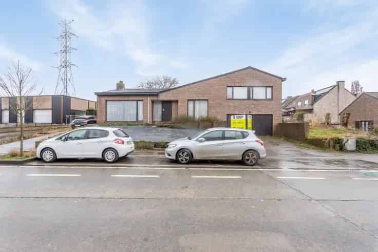 Huis Te Koop Bazel: Open Bebouwing met Grote Tuin