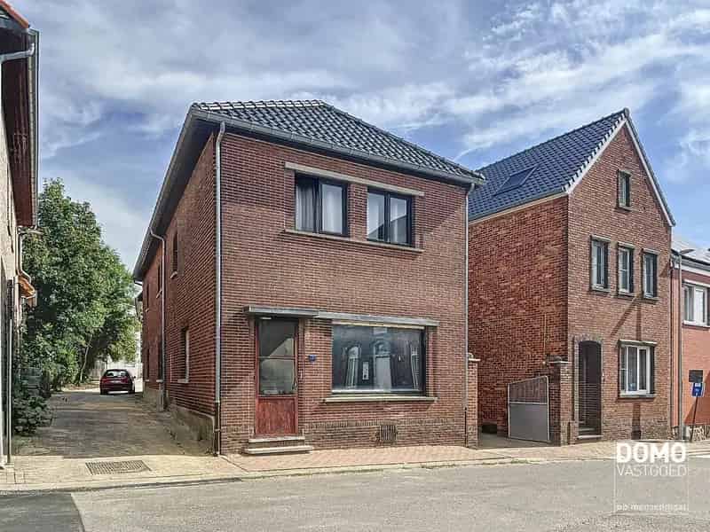 RUIME TE RENOVEREN WONING MET 5 SLAAPKAMERS EN RUIME ACHTERLIGGENDE GARAGE TE BILZEN-HOESELT