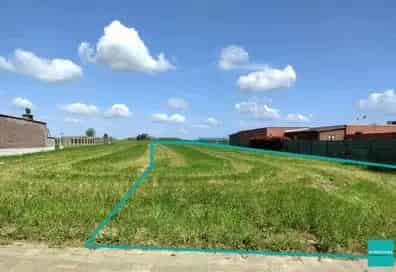 Structura biedt aan: grond van 24a06ca bestemd voor groepswoningbouw