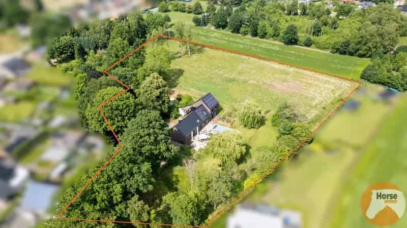 BERINGEN - Achterin gelegen woning op 1ha45