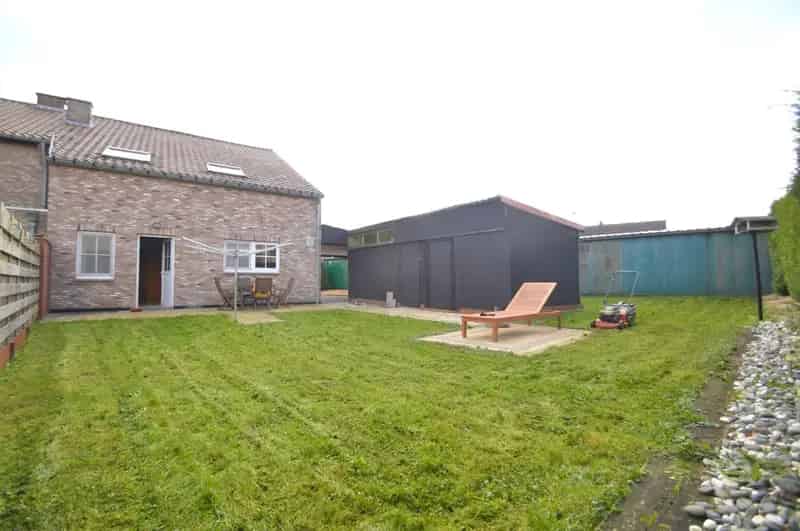 * * WACHTLIJST VOLZET * * - Woning in halfopen bebouwing met 3 slaapkamers, carport en tuin te Hoeselt