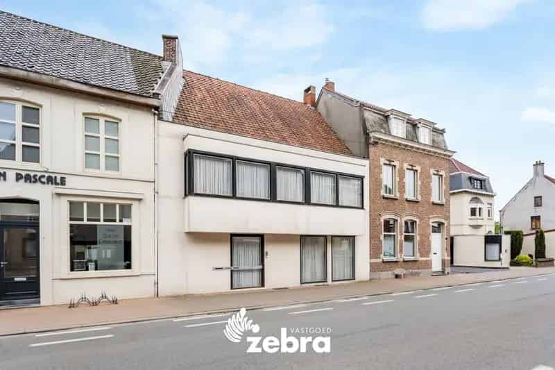 Op te frissen woning met vier slaapkamers en dubbele garage te Meulebeke!