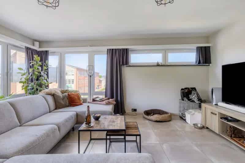 Zeer ruim en lichtrijk dakappartement met 3 slaapkamers in het centrum van OLV-Olen !